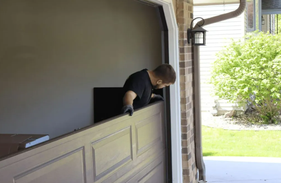 garage door installation service of expert technicians of Bee Ridge Garage Door Repair.
