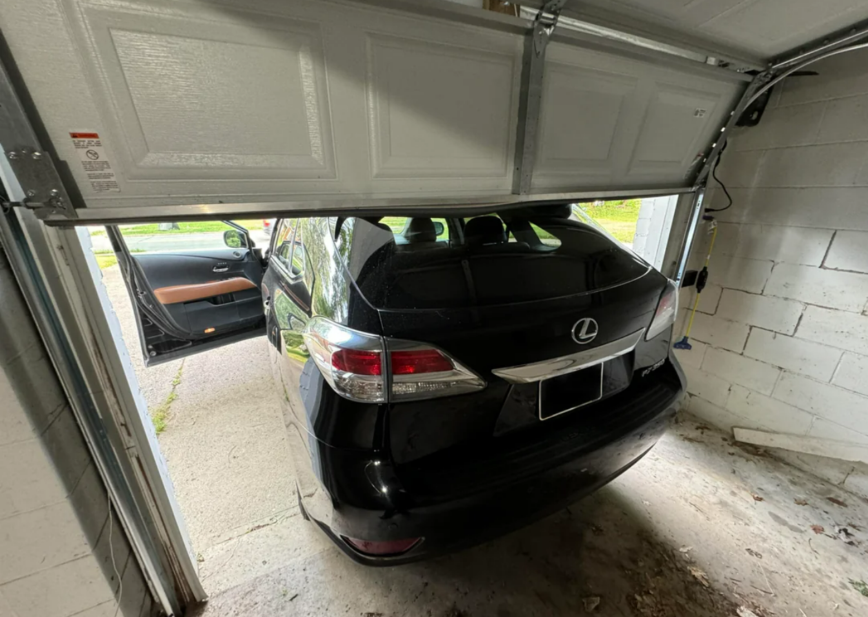 garage door replacement service of Bee Ridge Garage Door Repair expert in Sarasota FL.